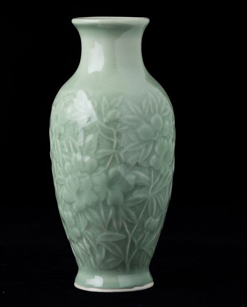 Vaso in porcellana monocroma Celadon con decori floreali e veduta di villaggio entro riserva, Cina, XX secolo  - Asta Arte Orientale   - Associazione Nazionale - Case d'Asta italiane