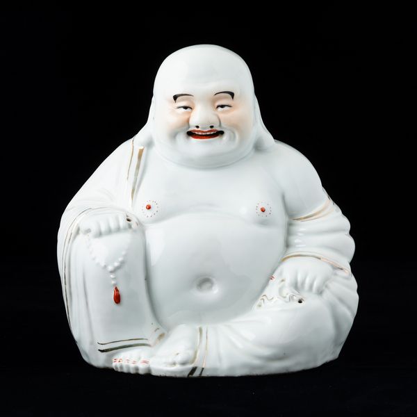 Figura di Budai seduto con collana da preghiera in porcellana, Cina, Repubblica, XX secolo  - Asta Arte Orientale   - Associazione Nazionale - Case d'Asta italiane
