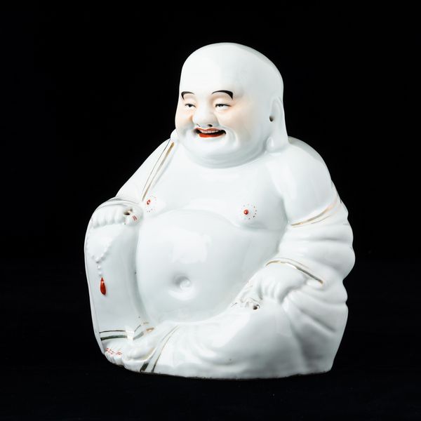 Figura di Budai seduto con collana da preghiera in porcellana, Cina, Repubblica, XX secolo  - Asta Arte Orientale   - Associazione Nazionale - Case d'Asta italiane
