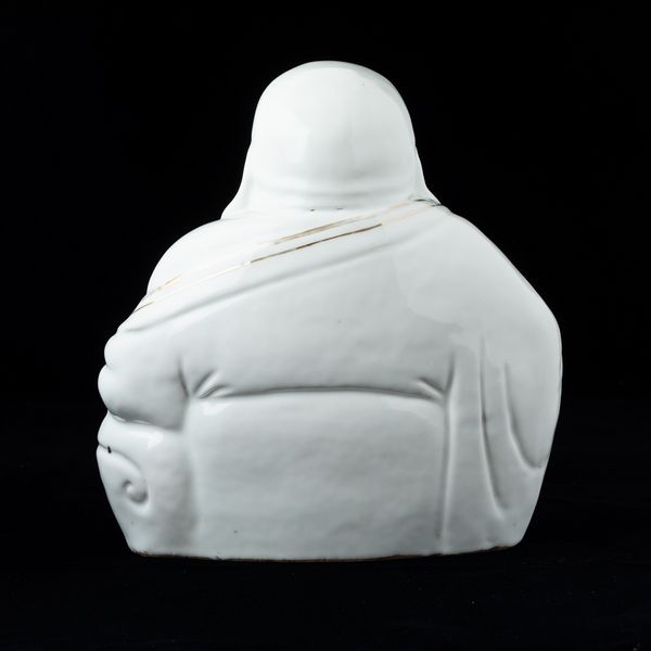 Figura di Budai seduto con collana da preghiera in porcellana, Cina, Repubblica, XX secolo  - Asta Arte Orientale   - Associazione Nazionale - Case d'Asta italiane