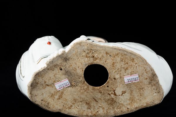 Figura di Budai seduto con collana da preghiera in porcellana, Cina, Repubblica, XX secolo  - Asta Arte Orientale   - Associazione Nazionale - Case d'Asta italiane