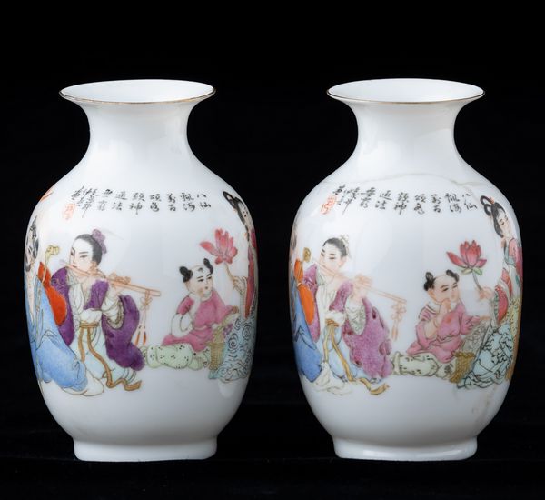 Coppia di piccoli vasi in porcellana con figure di immortali e iscrizione, Cina, Repubblica, XX secolo  - Asta Arte Orientale   - Associazione Nazionale - Case d'Asta italiane
