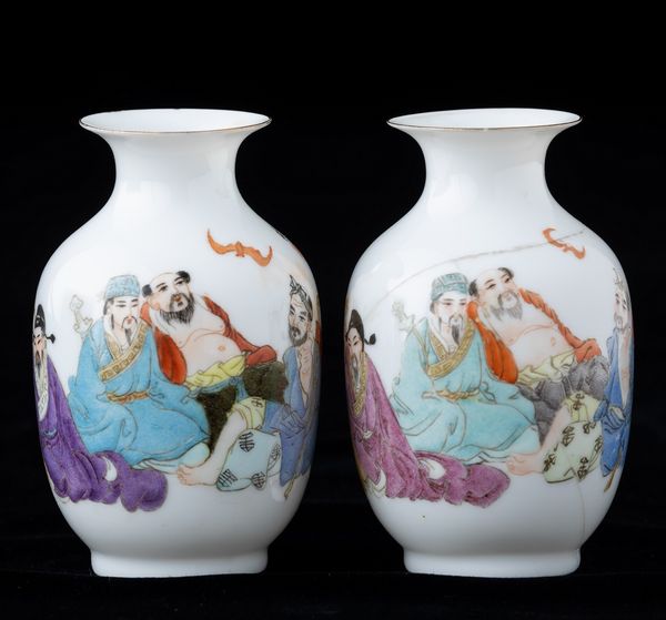 Coppia di piccoli vasi in porcellana con figure di immortali e iscrizione, Cina, Repubblica, XX secolo  - Asta Arte Orientale   - Associazione Nazionale - Case d'Asta italiane