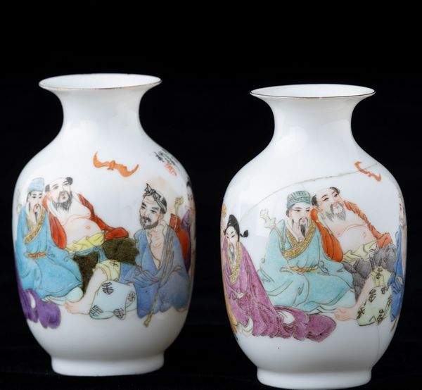 Coppia di piccoli vasi in porcellana con figure di immortali e iscrizione, Cina, Repubblica, XX secolo  - Asta Arte Orientale   - Associazione Nazionale - Case d'Asta italiane