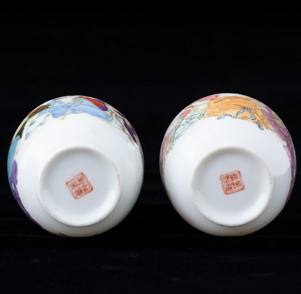 Coppia di piccoli vasi in porcellana con figure di immortali e iscrizione, Cina, Repubblica, XX secolo  - Asta Arte Orientale   - Associazione Nazionale - Case d'Asta italiane