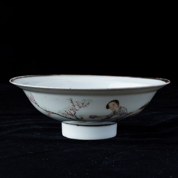 Alzata in porcellana con figura di fanciulla entro paesaggio e iscrizione, Cina, Repubblica, XX secolo  - Asta Arte Orientale   - Associazione Nazionale - Case d'Asta italiane