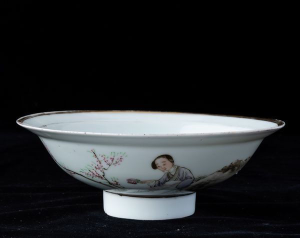 Alzata in porcellana con figura di fanciulla entro paesaggio e iscrizione, Cina, Repubblica, XX secolo  - Asta Arte Orientale   - Associazione Nazionale - Case d'Asta italiane