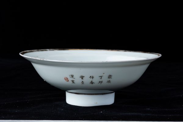 Alzata in porcellana con figura di fanciulla entro paesaggio e iscrizione, Cina, Repubblica, XX secolo  - Asta Arte Orientale   - Associazione Nazionale - Case d'Asta italiane