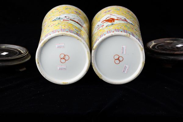 Coppia di vasi cilindrici in porcellana Famiglia Rosa con scene di vita comune entro riserve sagomate e decori a fiore di loto su fondo giallo, Cina, Dinastia Qing, XIX secolo  - Asta Arte Orientale   - Associazione Nazionale - Case d'Asta italiane