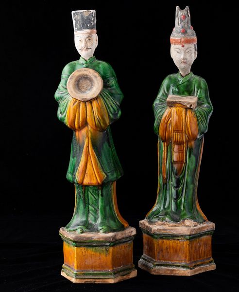 Coppia di dignitari in terracotta smaltata nei colori Sancai, Cina, Dinastia Qing, XIX secolo  - Asta Arte Orientale   - Associazione Nazionale - Case d'Asta italiane
