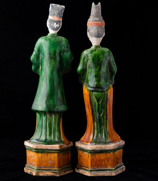 Coppia di dignitari in terracotta smaltata nei colori Sancai, Cina, Dinastia Qing, XIX secolo  - Asta Arte Orientale   - Associazione Nazionale - Case d'Asta italiane