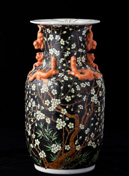 Vaso in porcellana nei toni della Famiglia Nera con decoro di rami in fiore e figure di draghetti a rilievo, Cina, Dinastia Qing, XIX secolo  - Asta Arte Orientale   - Associazione Nazionale - Case d'Asta italiane