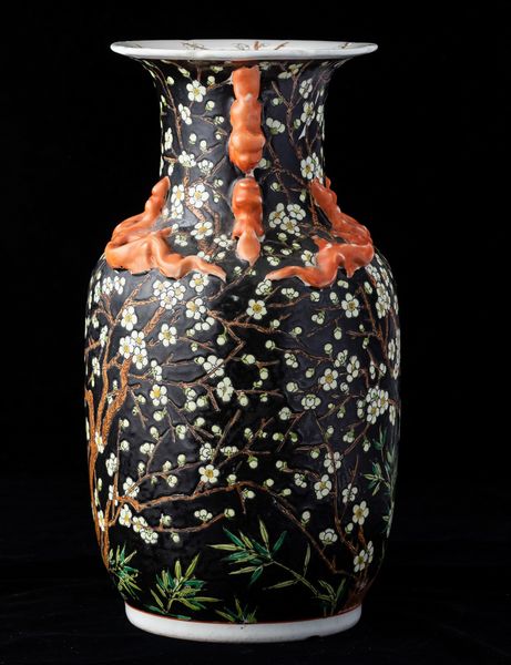 Vaso in porcellana nei toni della Famiglia Nera con decoro di rami in fiore e figure di draghetti a rilievo, Cina, Dinastia Qing, XIX secolo  - Asta Arte Orientale   - Associazione Nazionale - Case d'Asta italiane