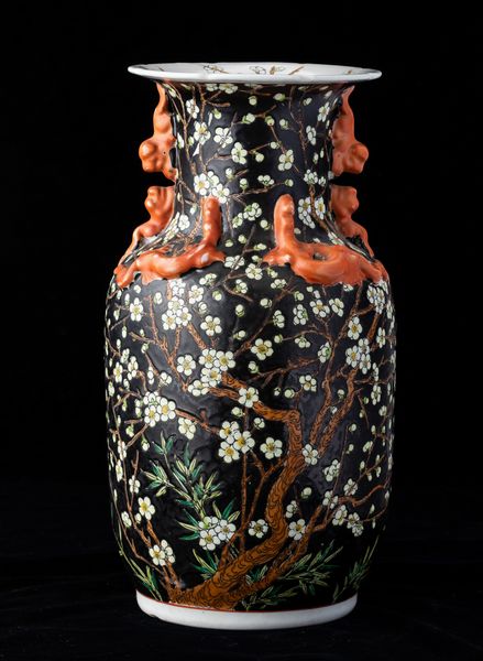 Vaso in porcellana nei toni della Famiglia Nera con decoro di rami in fiore e figure di draghetti a rilievo, Cina, Dinastia Qing, XIX secolo  - Asta Arte Orientale   - Associazione Nazionale - Case d'Asta italiane