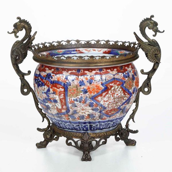 Cachepot in porcellana Imari con decori floreali e scene naturalistiche entro riserve, Giappone, periodo Meiji (1868-1912)  - Asta Arte Orientale   - Associazione Nazionale - Case d'Asta italiane