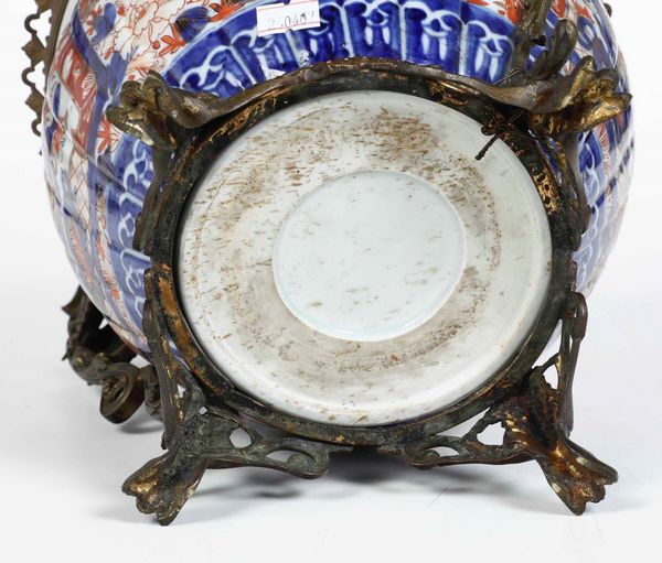 Cachepot in porcellana Imari con decori floreali e scene naturalistiche entro riserve, Giappone, periodo Meiji (1868-1912)  - Asta Arte Orientale   - Associazione Nazionale - Case d'Asta italiane