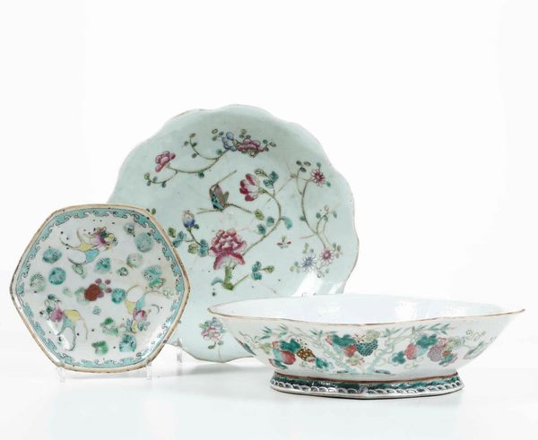 Lotto composto da tre alzatine in porcellana a smalti policromi con decori floreali e naturalistici, Cina, Dinastia Qing, XIX secolo  - Asta Arte Orientale   - Associazione Nazionale - Case d'Asta italiane