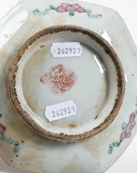 Lotto composto da tre alzatine in porcellana a smalti policromi con decori floreali e naturalistici, Cina, Dinastia Qing, XIX secolo  - Asta Arte Orientale   - Associazione Nazionale - Case d'Asta italiane