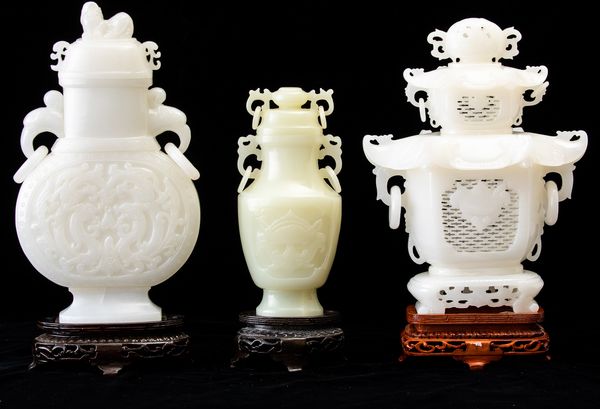 Tre vasi diversi scolpiti in giada bianca e Celadon, Cina, XX secolo  - Asta Arte Orientale   - Associazione Nazionale - Case d'Asta italiane
