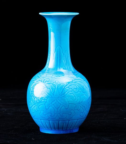 Vaso in porcellana monocroma turchese con decori floreali, Cina, XX secolo  - Asta Arte Orientale   - Associazione Nazionale - Case d'Asta italiane