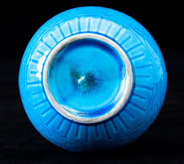 Vaso in porcellana monocroma turchese con decori floreali, Cina, XX secolo  - Asta Arte Orientale   - Associazione Nazionale - Case d'Asta italiane