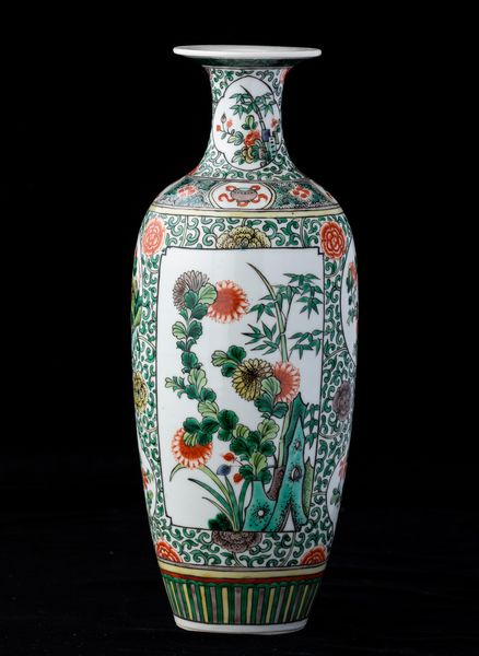 Vaso in porcellana Famiglia Verde con soggetti naturalistici entro riserve e decori floreali, Cina, Dinastia Qing, XIX secolo  - Asta Arte Orientale   - Associazione Nazionale - Case d'Asta italiane