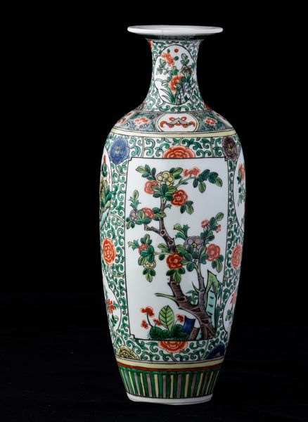 Vaso in porcellana Famiglia Verde con soggetti naturalistici entro riserve e decori floreali, Cina, Dinastia Qing, XIX secolo  - Asta Arte Orientale   - Associazione Nazionale - Case d'Asta italiane