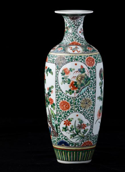 Vaso in porcellana Famiglia Verde con soggetti naturalistici entro riserve e decori floreali, Cina, Dinastia Qing, XIX secolo  - Asta Arte Orientale   - Associazione Nazionale - Case d'Asta italiane