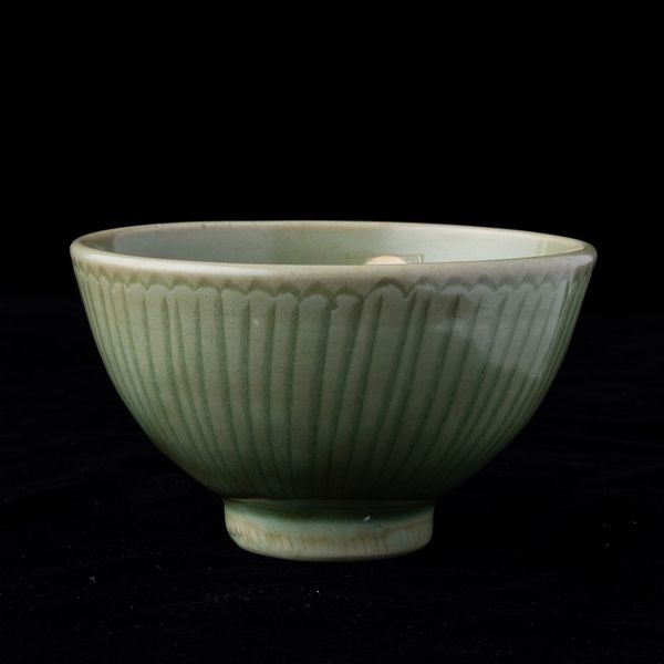 Ciotola in porcellana Longquan Celadon con decoro inciso, Cina, Dinastia Ming, XV secolo  - Asta Arte Orientale   - Associazione Nazionale - Case d'Asta italiane