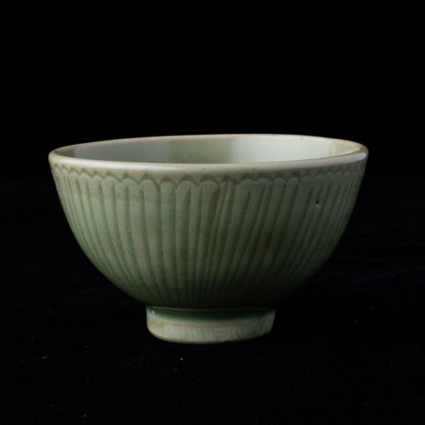 Ciotola in porcellana Longquan Celadon con decoro inciso, Cina, Dinastia Ming, XV secolo  - Asta Arte Orientale   - Associazione Nazionale - Case d'Asta italiane