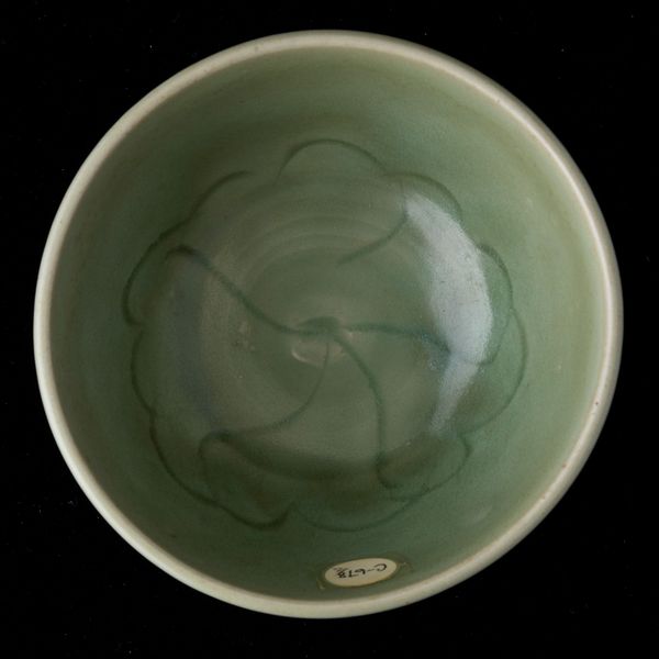 Ciotola in porcellana Longquan Celadon con decoro inciso, Cina, Dinastia Ming, XV secolo  - Asta Arte Orientale   - Associazione Nazionale - Case d'Asta italiane