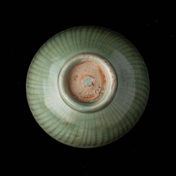 Ciotola in porcellana Longquan Celadon con decoro inciso, Cina, Dinastia Ming, XV secolo  - Asta Arte Orientale   - Associazione Nazionale - Case d'Asta italiane