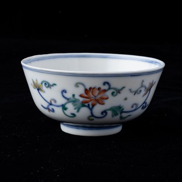 Piccola ciotola in porcellana a smalti Doucai con decoro a fiori loto, pipistrelli e simboli taoisti, Cina, Dinastia Qing, XIX secolo  - Asta Arte Orientale   - Associazione Nazionale - Case d'Asta italiane