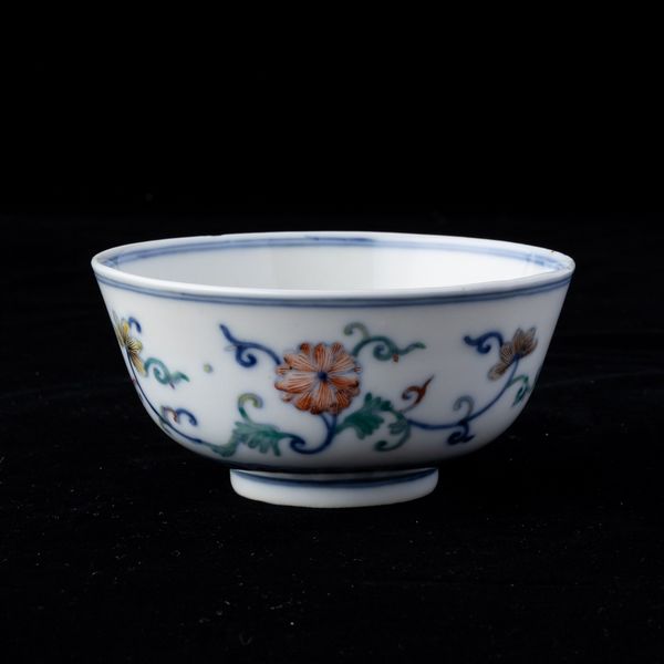 Piccola ciotola in porcellana a smalti Doucai con decoro a fiori loto, pipistrelli e simboli taoisti, Cina, Dinastia Qing, XIX secolo  - Asta Arte Orientale   - Associazione Nazionale - Case d'Asta italiane