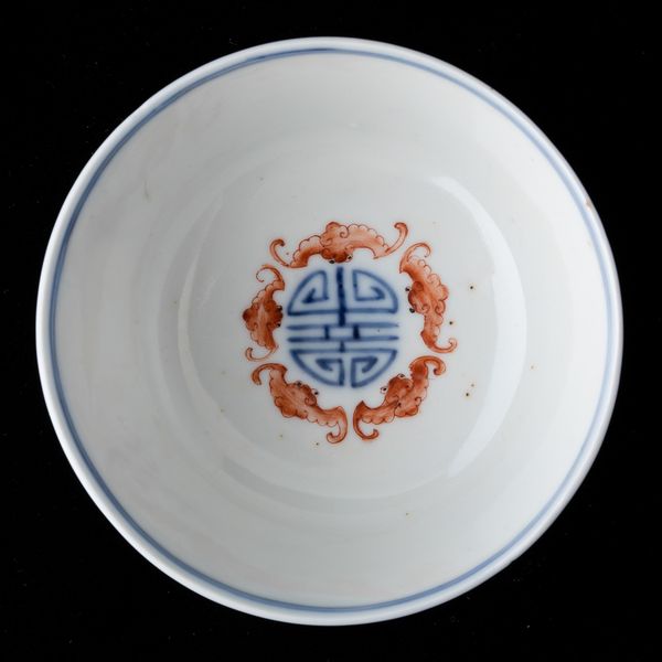 Piccola ciotola in porcellana a smalti Doucai con decoro a fiori loto, pipistrelli e simboli taoisti, Cina, Dinastia Qing, XIX secolo  - Asta Arte Orientale   - Associazione Nazionale - Case d'Asta italiane