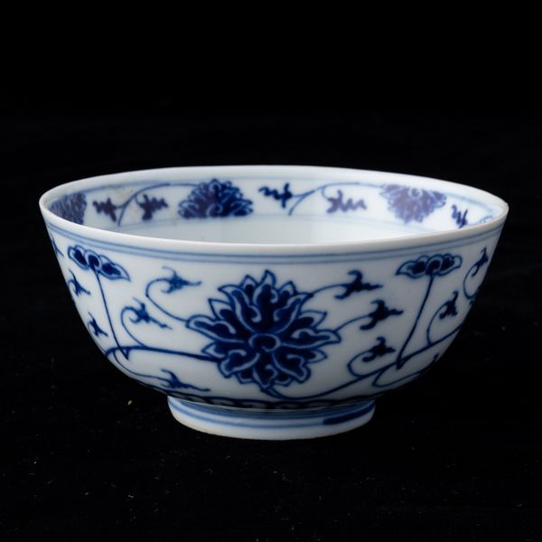 Piccola ciotola in porcellana bianca e blu con decoro a fiori di loto, Cina, Dinastia Qing, XIX secolo  - Asta Arte Orientale   - Associazione Nazionale - Case d'Asta italiane