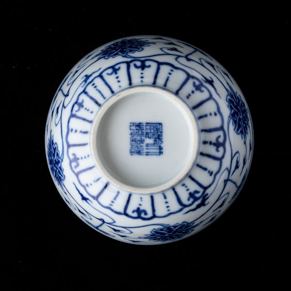 Piccola ciotola in porcellana bianca e blu con decoro a fiori di loto, Cina, Dinastia Qing, XIX secolo  - Asta Arte Orientale   - Associazione Nazionale - Case d'Asta italiane