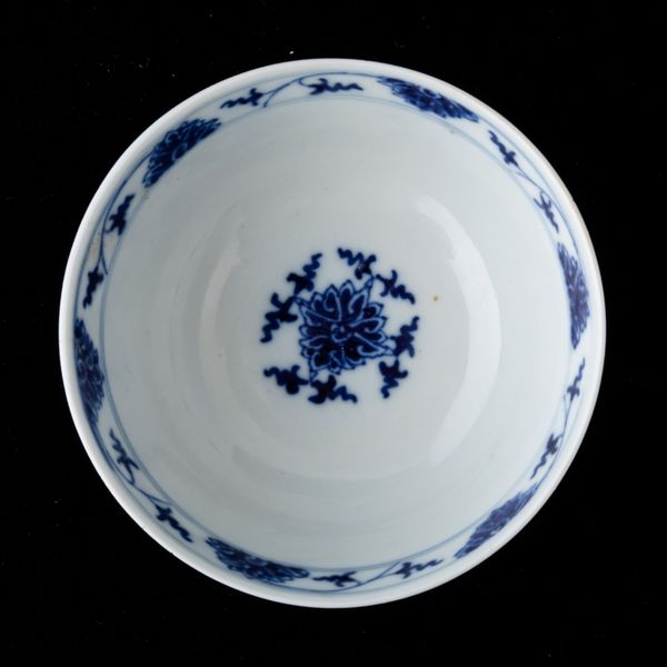 Piccola ciotola in porcellana bianca e blu con decoro a fiori di loto, Cina, Dinastia Qing, XIX secolo  - Asta Arte Orientale   - Associazione Nazionale - Case d'Asta italiane