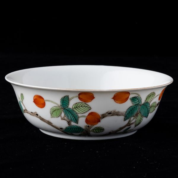 Ciotola in porcellana con decoro di frutti, Cina, Dinastia Qing, XIX secolo  - Asta Arte Orientale   - Associazione Nazionale - Case d'Asta italiane