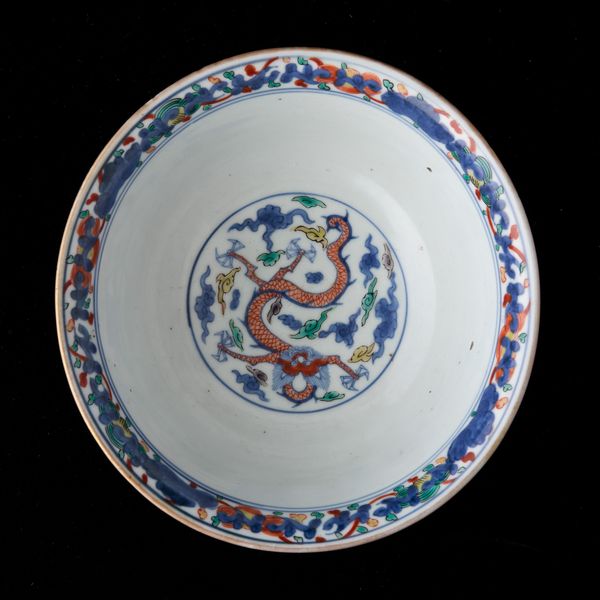 Ciotola in porcellana a smalti Woucai con figure di saggi e drago, Cina, Dinastia Qing, XIX secolo  - Asta Arte Orientale   - Associazione Nazionale - Case d'Asta italiane