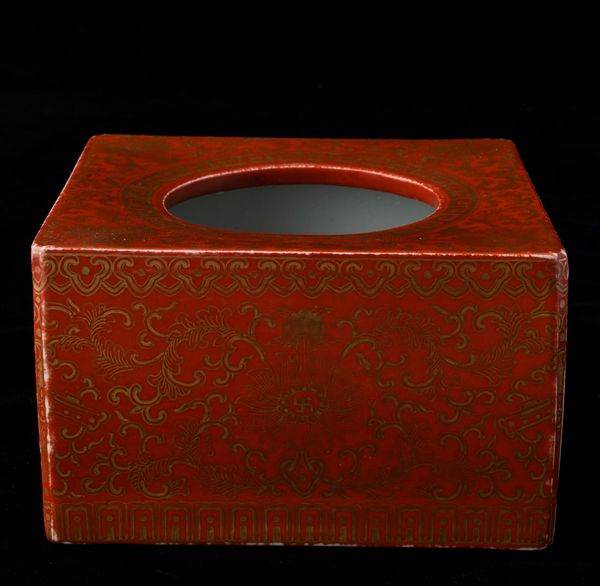 Vaso quadrato in porcellana con decori vegetali lumeggiati in color oro su fondo arancio, Cina, XX secolo  - Asta Arte Orientale   - Associazione Nazionale - Case d'Asta italiane