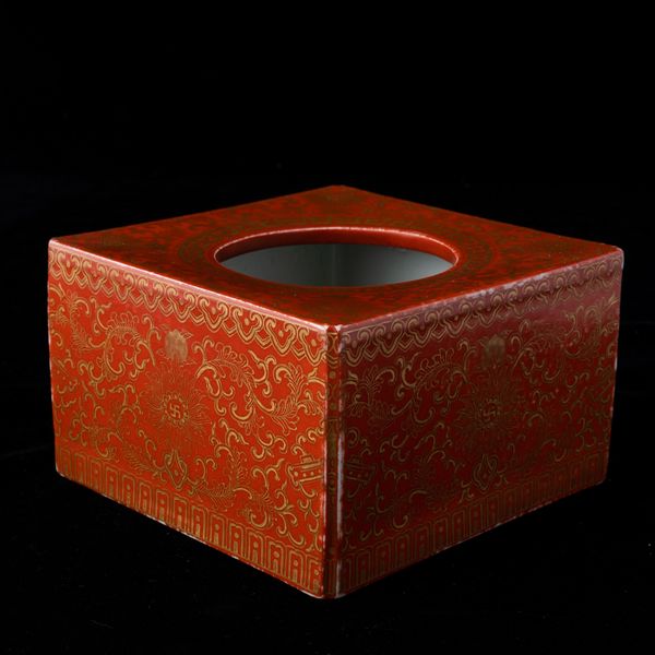 Vaso quadrato in porcellana con decori vegetali lumeggiati in color oro su fondo arancio, Cina, XX secolo  - Asta Arte Orientale   - Associazione Nazionale - Case d'Asta italiane