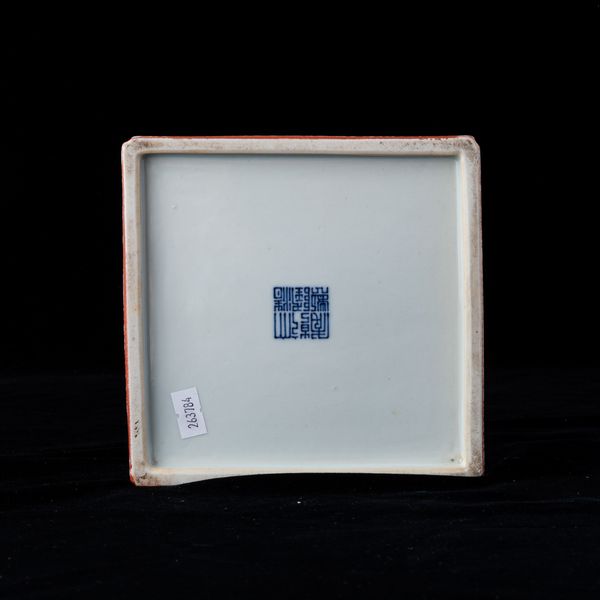 Vaso quadrato in porcellana con decori vegetali lumeggiati in color oro su fondo arancio, Cina, XX secolo  - Asta Arte Orientale   - Associazione Nazionale - Case d'Asta italiane