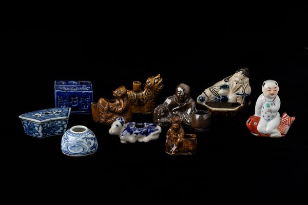 Collezione composta da dieci piccoli calamai in porcellana di forme diverse, Cina, Dinastia Qing, XIX secolo  - Asta Arte Orientale   - Associazione Nazionale - Case d'Asta italiane