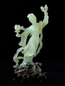 Figura di fanciulla scolpita in giada verde, Cina, XX secolo  - Asta Arte Orientale   - Associazione Nazionale - Case d'Asta italiane