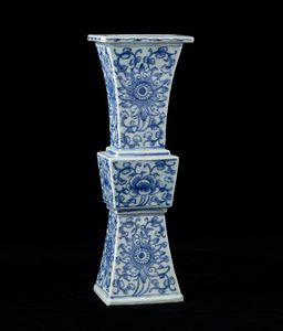 Vaso Gu in porcellana bianca e blu con decori floreali, Cina, Dinastia Qing, XIX secolo  - Asta Arte Orientale   - Associazione Nazionale - Case d'Asta italiane
