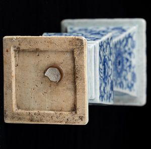 Vaso Gu in porcellana bianca e blu con decori floreali, Cina, Dinastia Qing, XIX secolo  - Asta Arte Orientale   - Associazione Nazionale - Case d'Asta italiane