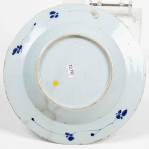 Quattro piatti in porcellana bianca e blu con decori floreali, Cina, Dinastia Qing, epoca Qianlong (1736-1796)  - Asta Arte Orientale   - Associazione Nazionale - Case d'Asta italiane