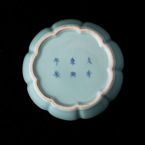 Piccola ciotola polilobata in porcellana monocroma color Celadon, Cina, XX secolo  - Asta Arte Orientale   - Associazione Nazionale - Case d'Asta italiane
