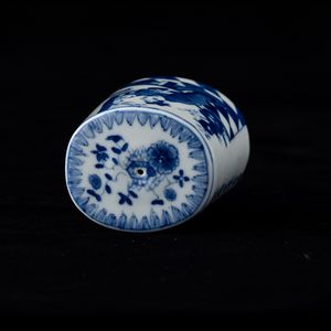 Sigillo in porcellana bianca e blu con figura di saggio, iscrizioni e decori floreali, Cina Dinastia Qing, XIX secolo  - Asta Arte Orientale   - Associazione Nazionale - Case d'Asta italiane